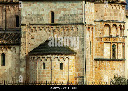 Esterno delle absidi e delle decorazioni della Valvense cattedrale di San Pelino a Corfinio. Corfinio, provincia di l'Aquila, Abruzzo, Italia, Europa Foto Stock