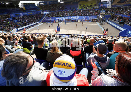 Amburgo, Germania. 02Luglio, 2019. Il beach volley, il campionato del mondo, Rothenbaum Stadium: turno preliminare gli uomini, Thole/Wickler (Germania) - Bourne/Crabb (USA). Gli spettatori seguono il gioco sul Centre Court. Credito: Christian Charisius/dpa/Alamy Live News Foto Stock