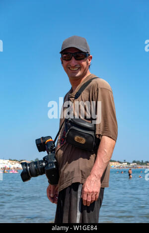 Spiaggia francese fotografo lavorando sulla spiaggia di Le Grau d Agde, Francia Foto Stock