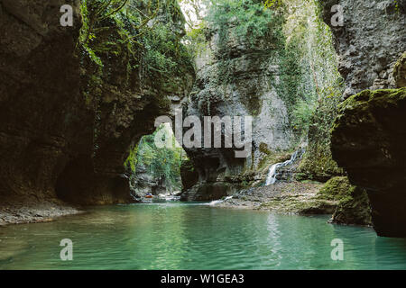 Bellissimo canyon naturale. Martvili canyon in Georgia Foto Stock