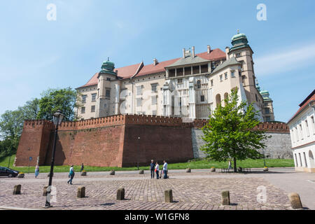 Le alte mura del Castello di Wawel, Cracovia, Polonia, Europa. Foto Stock