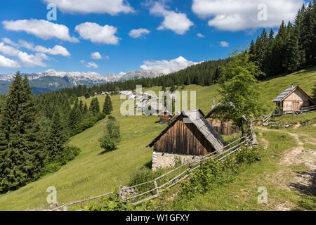 Idilliaco pastori' cottages Zajamniki sul prato in Slovenia Foto Stock