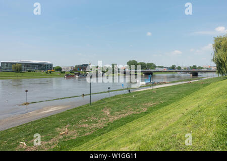 Conseguenze delle inondazioni del fiume Vistola/Visla dopo le pesanti tempeste nel sud della Polonia verso la fine di maggio 2019,Cracovia,Polonia, l'Europa. Foto Stock