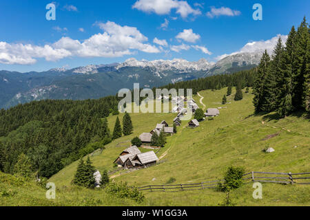 Idilliaco pastori' cottages Zajamniki sul prato in Slovenia Foto Stock