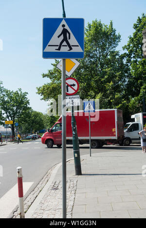 Van che naviga per le strade trafficate di Cracovia, Polonia, Europa. Foto Stock