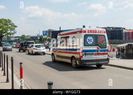 Ambulanza polacca per le strade di Cracovia, Polonia, Europa. Foto Stock