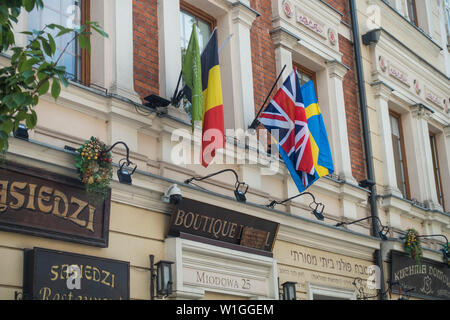 Varie bandiere di campagna sopra una Boutique nel quartiere ebraico Kazimierz, Cracovia, Polonia. Foto Stock