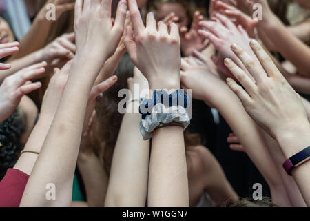Primo piano delle mani di un gruppo di adolescenti balli presso un bar mitzvà Foto Stock