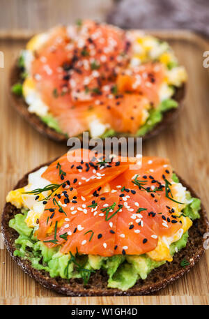 Salmone affumicato, uova strapazzate e avocado Segala croccante pane tostato Foto Stock