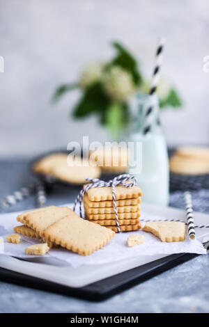 In casa la vaniglia burro biscotti frollini e latte Foto Stock
