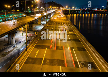 Seul autostrada di notte. Vita notturna Coreana. Inquadratura dal ponte. Corea del Sud Foto Stock