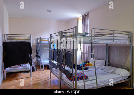 All'interno di un ostello per pellegrini dormitorio sul Camino de Santiago, in metallo con letti a castello. Spagna Foto Stock