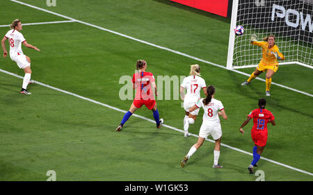 L'Inghilterra del Ellen White (sinistra) punteggi suo lato del primo obiettivo del gioco durante il FIFA Coppa del Mondo Donne Semi finale corrispondono allo Stade de Lyon. Foto Stock