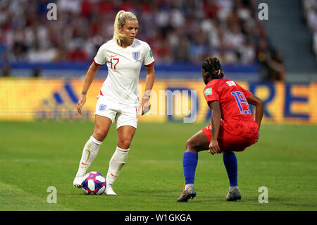 L'Inghilterra del Rachel Daly (sinistra) e usa il Crystal Dunn battaglia per la sfera durante il FIFA Coppa del Mondo Donne Semi finale corrispondono allo Stade de Lyon. Foto Stock