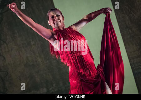 Londra, Regno Unito. 2 Luglio, 2019. La ballerina rivoluzionaria e la leggenda di flamenco Sara Baras ritorna a: Sadler's Wells Theatre di apertura del XVI Festival di Flamenco con 'Sombras' (ombre) che richiama sulla forma di danza che ha tessuto attraverso la sua carriera, La Farruca. Rinomato per la sua drammatica fast-footwork solitamente eseguite dagli uomini, Sara Baras danze La Farruca al fianco di sei ballerini la rivendicazione la forma di danza come suoi propri. Credito: Guy Corbishley/Alamy Live News Foto Stock