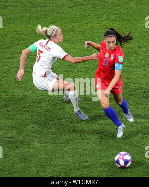 L'Inghilterra del Steph Houghton (sinistra) e USA Alex Morgan (destra) battaglia per la sfera durante il FIFA Coppa del Mondo Donne Semi finale corrispondono allo Stade de Lyon. Foto Stock