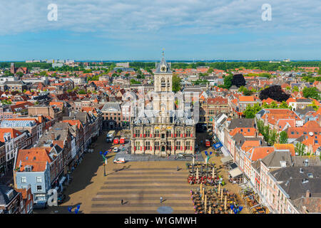 Angolo di alta vista sulla piazza del mercato e il Municipio di Delft, Paesi Bassi. Delft è una vecchia città olandese, noto per la sua ceramica ('Delfts Blauw') e canali. Foto Stock