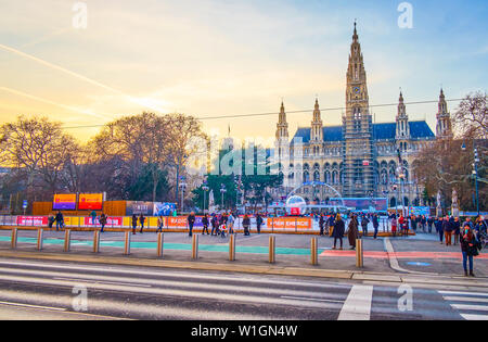 VIENNA, Austria - 18 febbraio 2019: il divertimento invernale sul Rathausplatz con grande anello di pattinaggio è un luogo popolare per andare in per lo sport o semplicemente sp Foto Stock