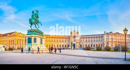 VIENNA, Austria - 18 febbraio 2019: vista panoramica sulla più famosa Neue Burg sezione del Palazzo di Hofburg con statua equestre di Arciduca Carlo Foto Stock