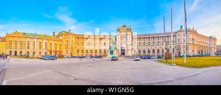 VIENNA, Austria - 18 febbraio 2019: la bella facciata della Neue Burg parte della Hofburg con il famoso portale centrale con balcone e la quadriga sulla parte superiore Foto Stock
