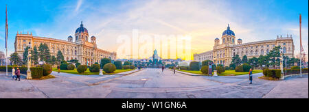 VIENNA, Austria - 18 febbraio 2019: vista panoramica su Maria Theresien Platz con due edifici gemelli di musei e di una scultura di Maria Teresa in midd Foto Stock