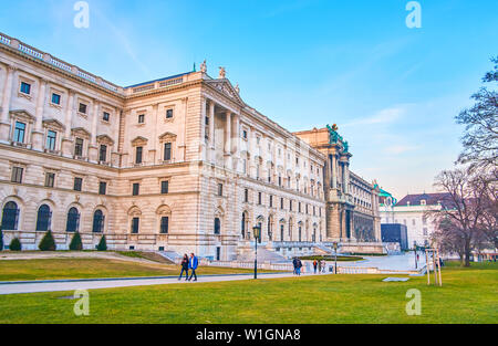 VIENNA, Austria - 18 febbraio 2019: la magnifica parete posteriore il Palazzo di Hofburg, con adiacente Burggarten, il 18 febbraio a Vienna, in Austria Foto Stock