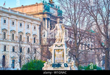 VIENNA, Austria - 18 febbraio 2019: la scultura di Mozart in Burggarten park con il grande Neue Burg ala del Palazzo di Hofburg sullo sfondo, su Foto Stock