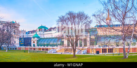 VIENNA, Austria - 18 febbraio 2019: la bella Palmenhaus (Palm House) con tetto di vetro è uno dei più famosi punti di riferimento di Burggarten, è func Foto Stock