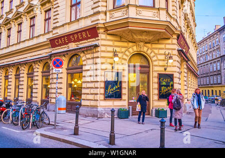 VIENNA, Austria - 18 febbraio 2019: Il modo migliore per trascorrere serate in Vienna è di visitare uno dei numerosi caffè tradizionale e dring una tazza del famoso V Foto Stock
