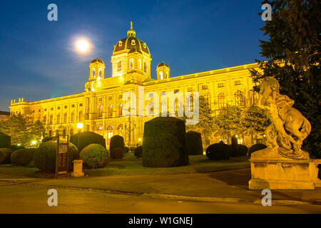 VIENNA, Austria - 18 febbraio 2019: la passeggiata nella vecchia Vienna, godendo di una magnifica architettura e illuminate di notte edifici e parchi, a febbraio Foto Stock