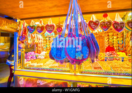 VIENNA, Austria - 17 febbraio 2019: il simpatico gingerbreads in forma di civette sono in vendita in inverno mercato fairy in Rathausplatz, il 17 febbraio nella Foto Stock