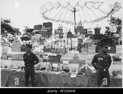 Materiali di consumo medicali dal ton, catturato in Cambogia comprendono penicillina, bende, vitamine e anti-malaria pillole, ca. 1970; le note generali: utilizzo di guerra e di conflitto numero 411 quando si ordina una riproduzione o la richiesta di informazioni su questa immagine. Foto Stock