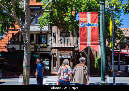 Una bandiera della danimarca nella città danese di Solvang, Santa Barbara, California, USA Foto Stock