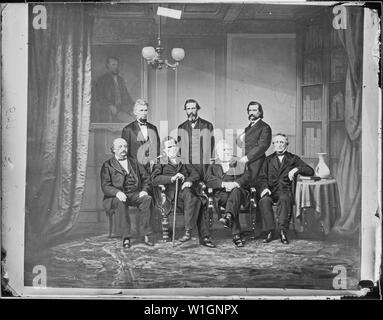 I membri del comitato di impeachment: l'on. John Bingham, Ohio, l'on. Thaddeus Stevens, Pa., l'on. John A. Logan, l'on. Thomas Williams, Pa., l'on. James F. Wilson. (Seduta - gen. Butler, Thaddeus Stevens, Thomas Williams, John Bingham. In piedi - James F. Wilson, George S. Boutwell) Foto Stock