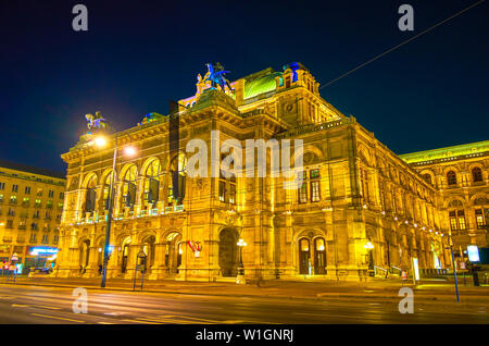 VIENNA, Austria - 18 febbraio 2019: la notte a piedi a Vienna e godetevi una bella illuminazione notturna della Opera House facciata, il 18 febbraio a Vienna. Foto Stock