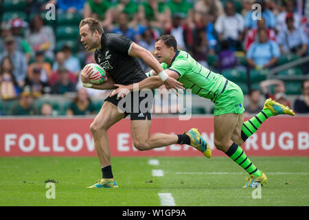 Londra, Regno Unito. 25 Maggio, 2019. Il penultimo torneo del mondo HSBC Rugby Sevens sulla Serie 25 e 26 maggio 2019 a Londra (GB). Tim Mikkelson (Nuova Zelanda, 2) è attaccato da Jamie Farndale (Scozia, 7). Credito: Jürgen Kessler/dpa/Alamy Live News Foto Stock