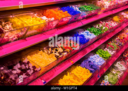 Negozio di caramelle con varietà di miste di gelatina colorata caramelle in scatole di contatore Foto Stock