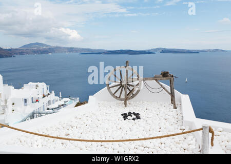 In legno antico tornio sopra l'oceano blu in Santorini Foto Stock