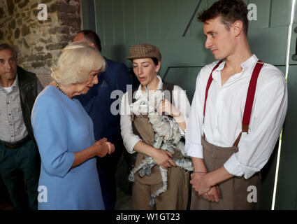 La duchessa di Cornovaglia incontra artisti durante una serata di musica e teatro ospitato dal Principe di Galles e Camilla a loro casa gallese Llwynywermod in Llandovery, Carmarthenshire. Foto Stock