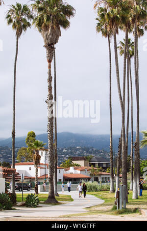 Passeggiata sulla spiaggia tra le palme di Santa Barbara, California, USA Foto Stock