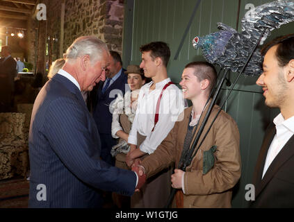 Il Principe di Galles, Patrono, il Royal Welsh College of Music and Drama, e la duchessa di Cornovaglia, incontrare gli artisti interpreti o esecutori in quanto ospite di una serata di musica e teatro a loro casa gallese Llwynywermod in Llandovery, Carmarthenshire. Foto Stock