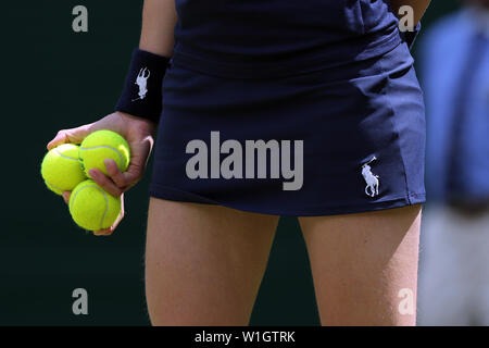 Londra, Regno Unito. 2 Luglio, 2019. Campionati di Wimbledon 2019. Sfera Ragazza con le palle da tennis, Gran Bretagna, 2019 Credit: Allstar Picture Library/Alamy Live News Foto Stock