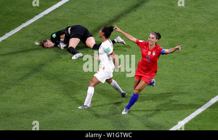 Stati Uniti d'America Alex Morgan (destra) celebra il suo punteggio lato il secondo obiettivo del gioco durante il FIFA Coppa del Mondo Donne Semi finale corrispondono allo Stade de Lyon. Foto Stock