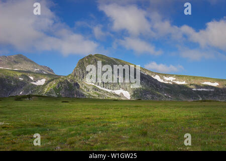 Bello, vivace verde dei prati di montagna Rila ed epic picchi rocciosi sul tour di sette laghi di Rila Foto Stock