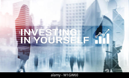 Investire in te stesso. Lo sviluppo personale e il concetto di istruzione su abstract sfondo sfocato Foto Stock
