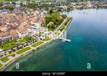 Vista aerea della città di Morges waterfront nel bordo del lago Leman in Svizzera Foto Stock