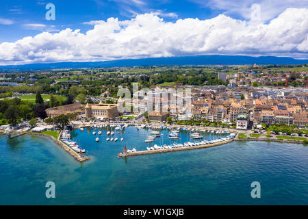 Vista aerea della città di Morges waterfront nel bordo del lago Leman in Svizzera Foto Stock