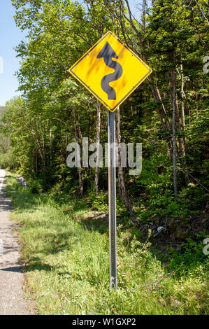 La torsione cartello stradale su un American road. Foto Stock