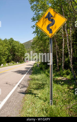 La torsione cartello stradale su un American road. Foto Stock