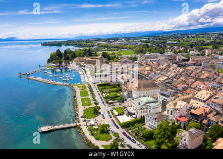 Vista aerea della città di Morges waterfront nel bordo del lago Leman in Svizzera Foto Stock